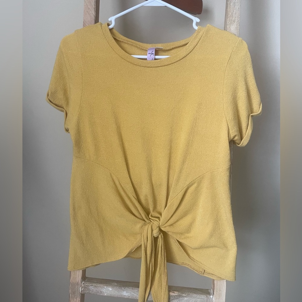 Alya Size S Tie Front Short Sleeve Knit Top yellow